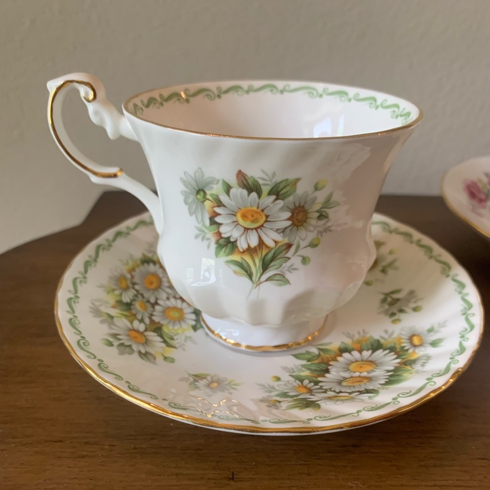 Special Flower Queen’s Fine Bone China Tea cup and Saucer